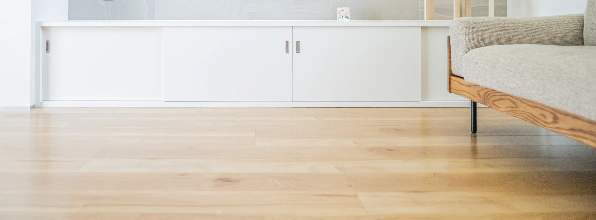 フロアコーティング後の明るく美しい木目床のイメージ写真