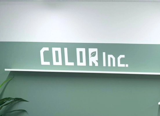株式会社カラー 名古屋ショールームの内装サイン写真