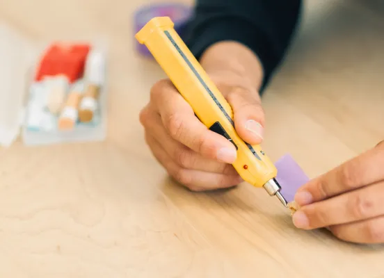 フロアコーティング前の床の傷を修復している様子