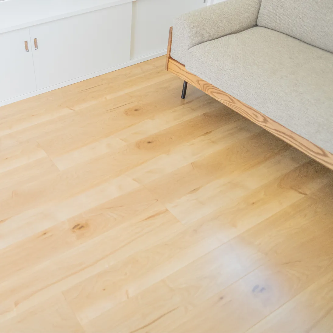 フロアコーティングされた明るく清潔感のあるリビングの床