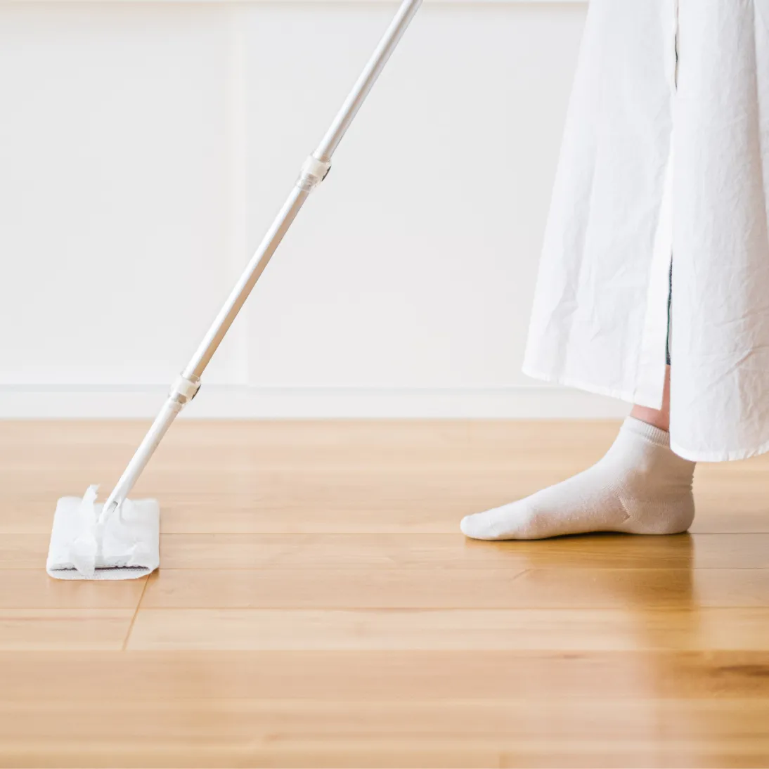 フロアコーティングされた床を簡単に掃除している様子