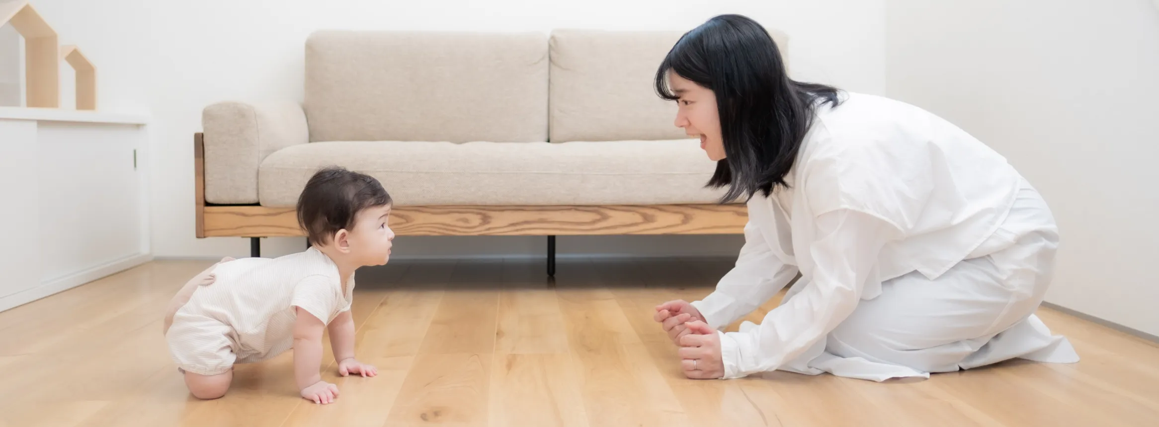 安全なフロアコーティングの床で赤ちゃんと母親が楽しく過ごす様子