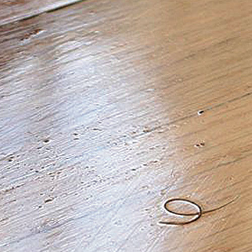 2.【施工品質】髪の毛やホコリが混入したまま固まっている|【プロが解説】フロアコーティングで失敗・後悔しないために!よくある事例5選と優良業者の見分け方